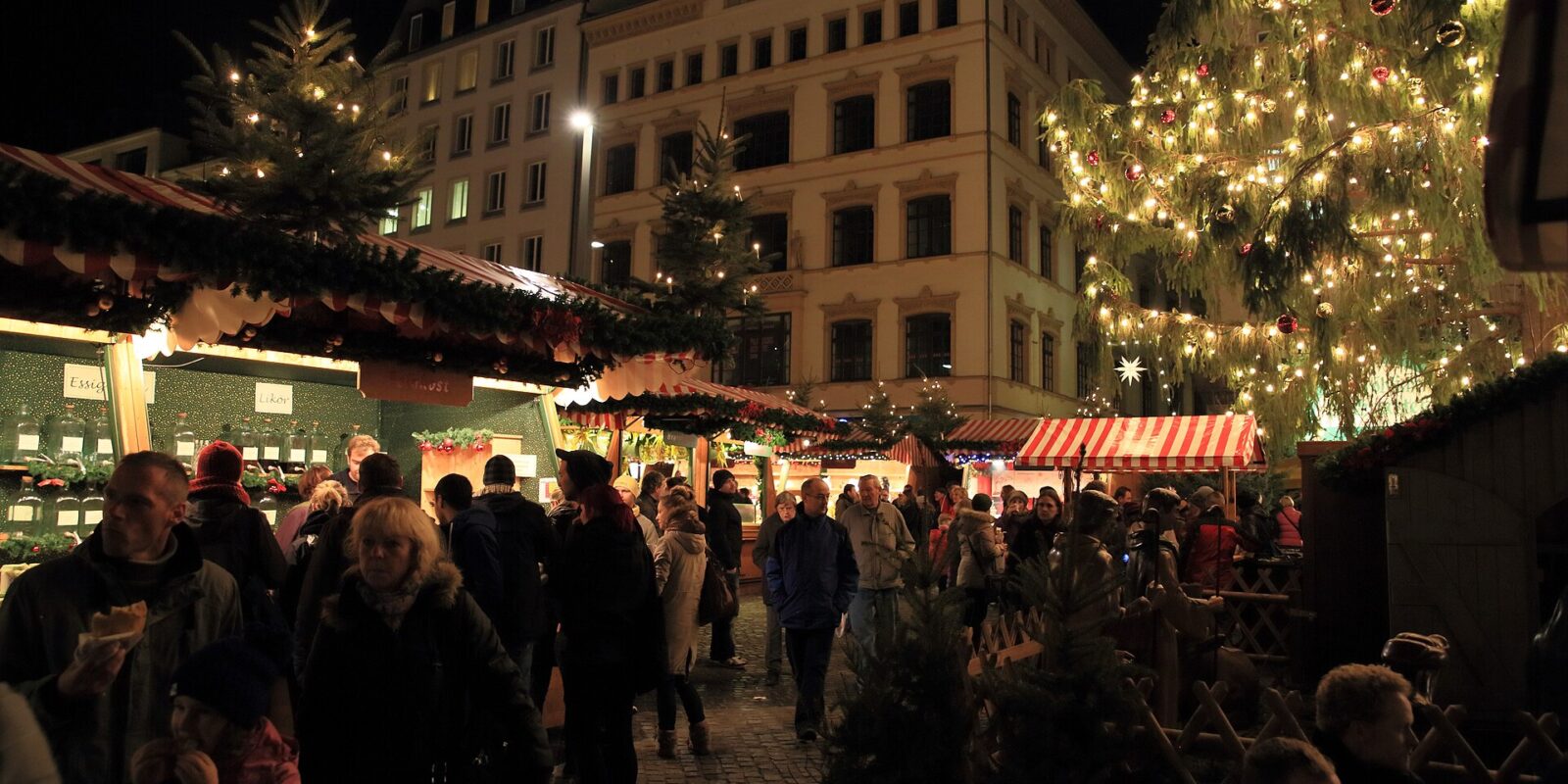 Crowds among the stalls of the Leipzig Christmas market at night